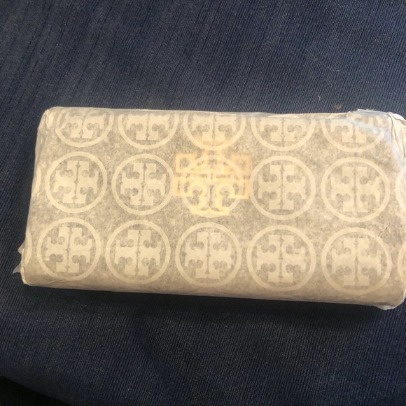 NWOT T.Burch Britten Envelope Continental Wallet - Picture 3 of 3